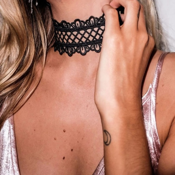 Cut Out Lace Choker - Picture 6 of 6